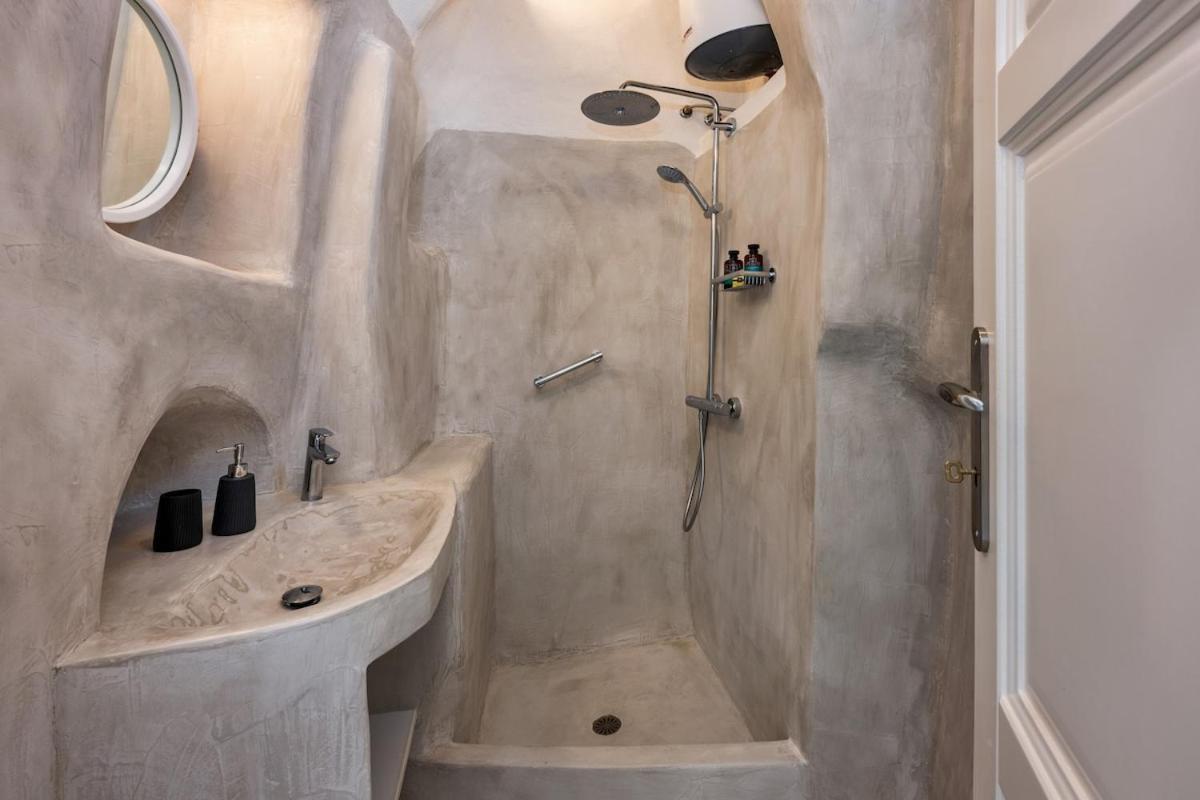 Gilbert'S Cave With Cave Jacuzzi Villa เมกาโลคอรี ภายนอก รูปภาพ